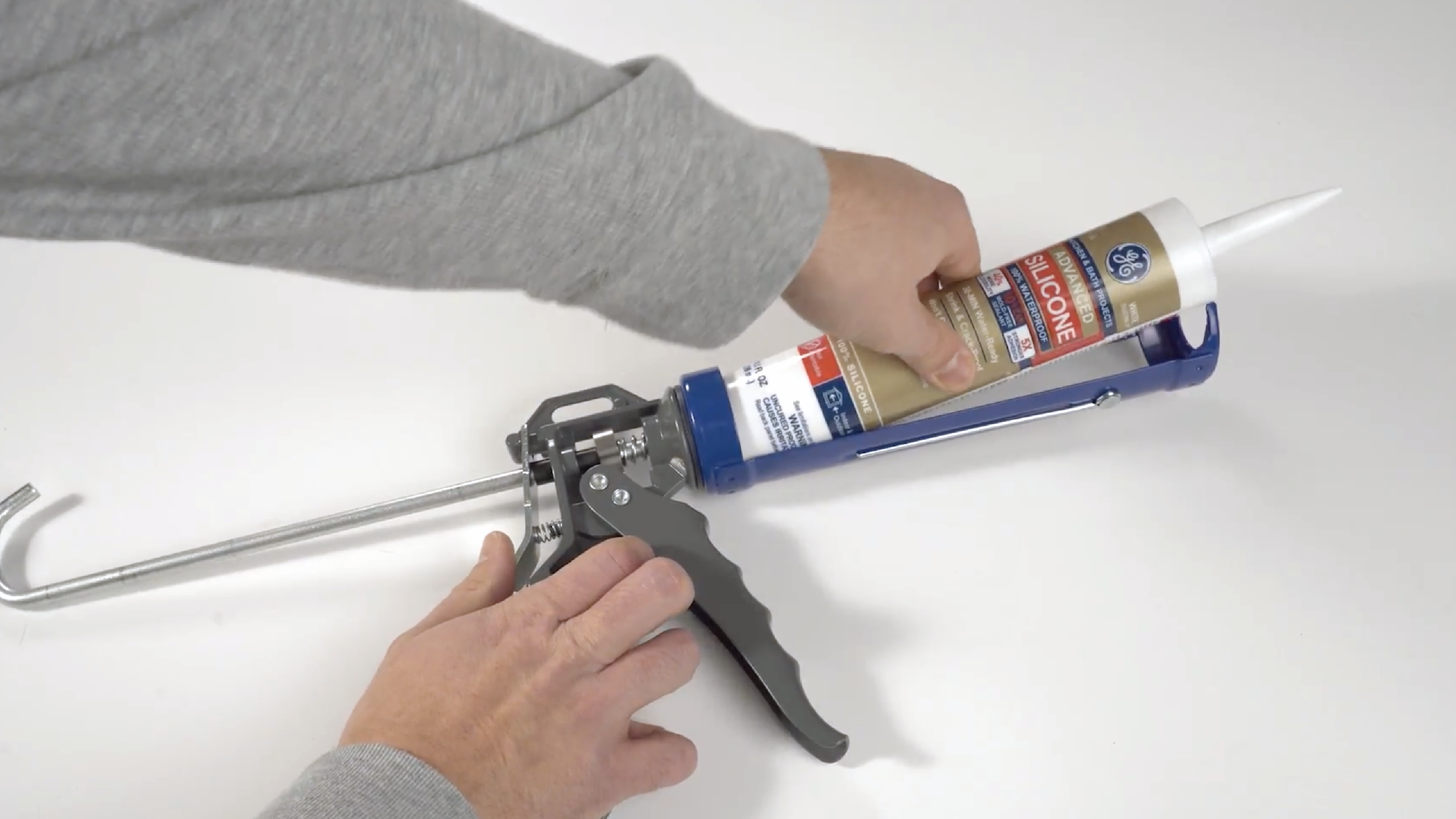 ge-sealants-how-to-load-a-caulk-gun-quickly-easily