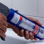 Guide to the best products and tools for caulking a tub