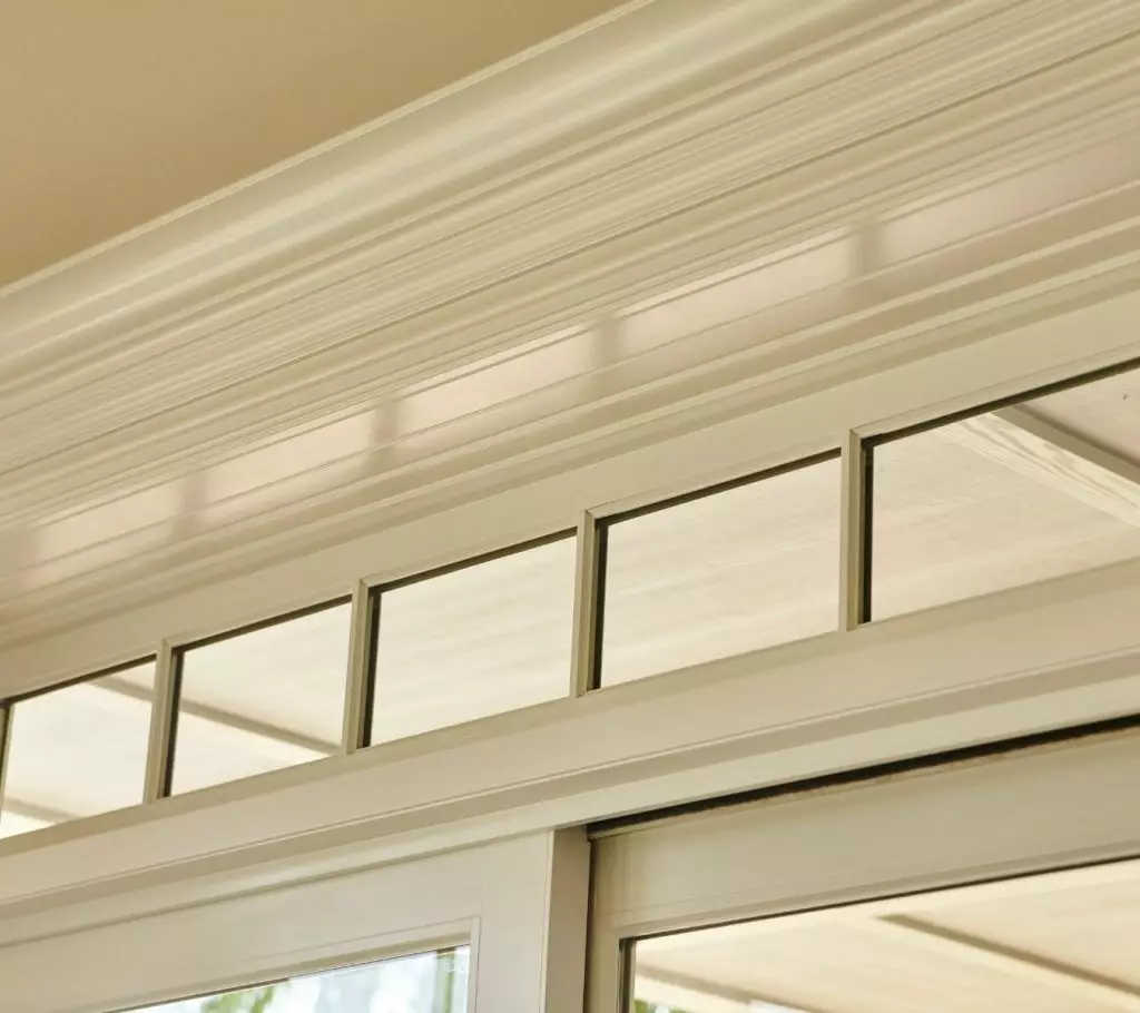 A photo of seamless crown molding caulk installed along a ceiling.